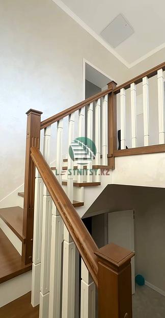 Лестница трехмаршевая с деревянным ограждением под заказ фото 3