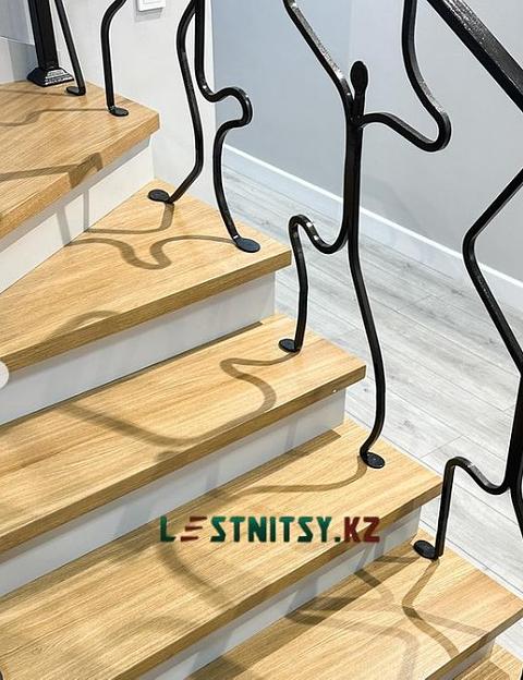 Лестница полувинтовая с кованым ограждением под заказ фото 3