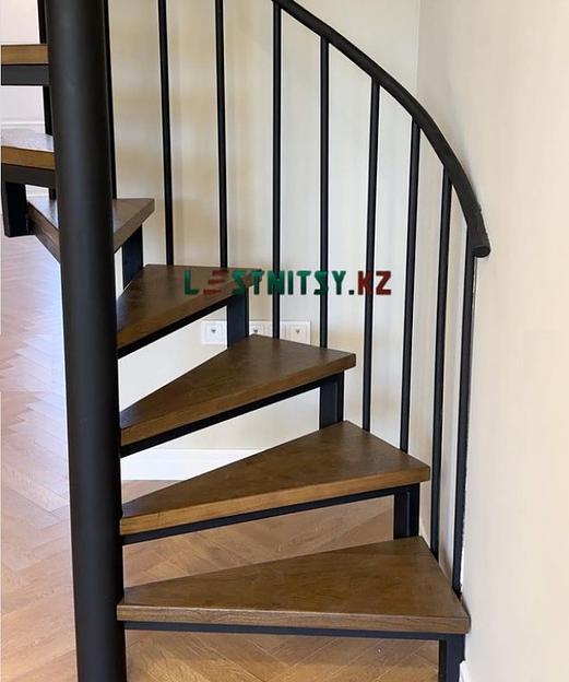 Лестница винтовая с металлическим ограждением под заказ фото 3