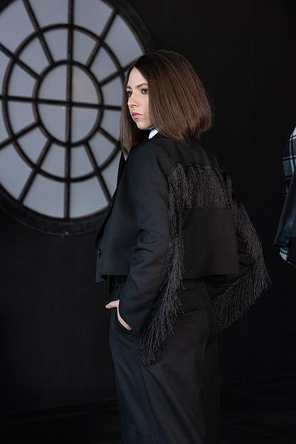 Укороченный двубортный чёрный жакет с бахромой на девочку ОПТ фото 4