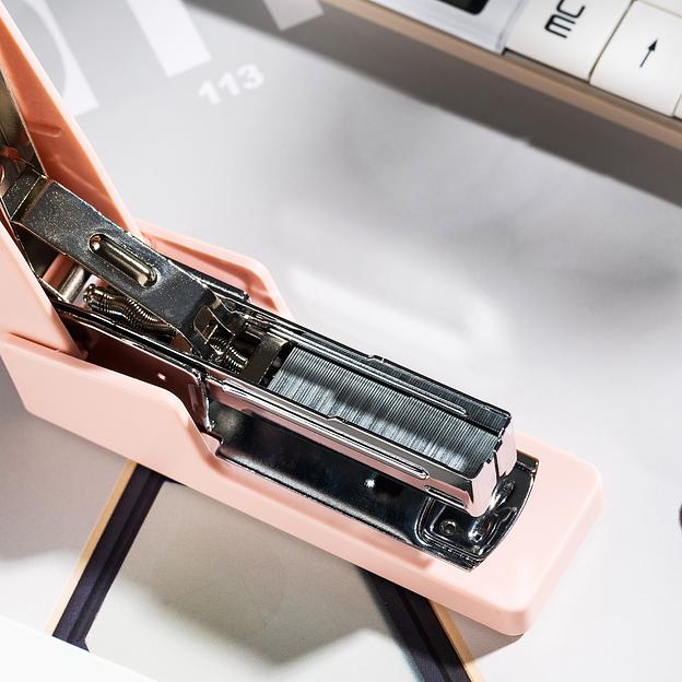 Степлер Deli NS084-RD Nusign 24/6 26/6 (20листов) красный 100скоб коробка фото 7