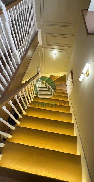 Лестница классическая поворотная на 90° с ограждением окон под заказ фото 5