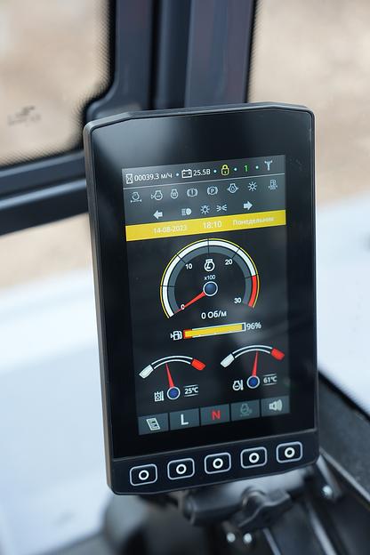 Колёсный экскаватор UMG E170W фото 2