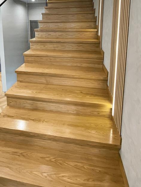 Лестница поворотная на 90° с ограждением из стекла под заказ фото 3