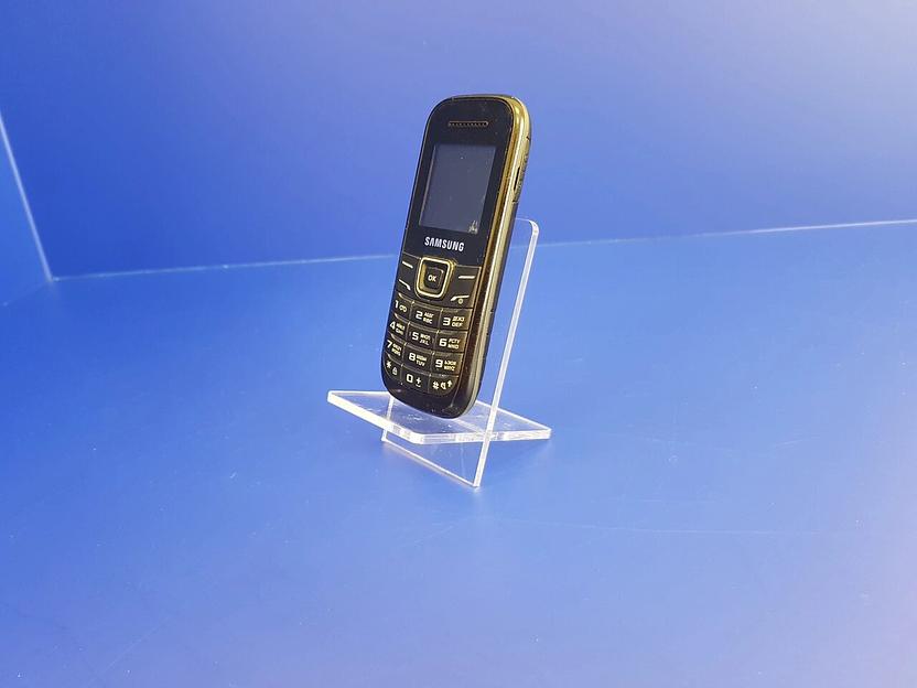 Подставка из оргстекла для салона сотовой связи. фото 1