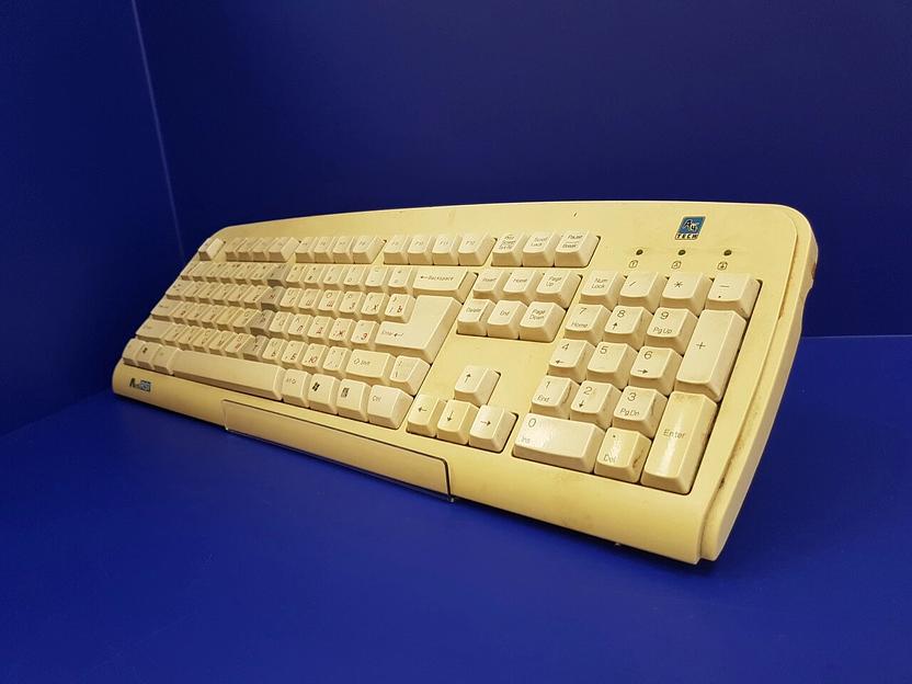 Подставка для цифровой техники и аксессуаров из оргстекла.(180мм). фото 2