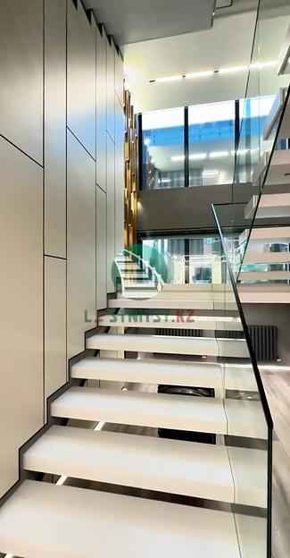 Консольная лестница со стеклянным ограждением под заказ фото 7