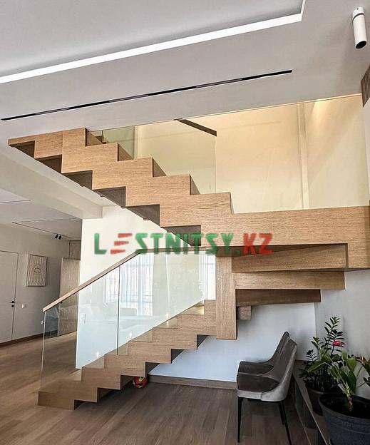 Лестница зеркальная со стеклянным ограждением под заказ фото 1