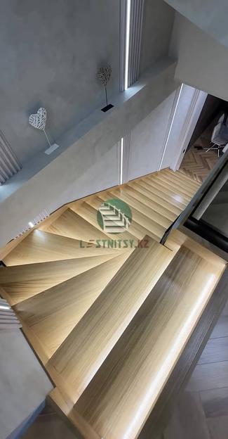 Лестница поворотная с площадкой и ограждением из графитового стекла под заказ фото 4