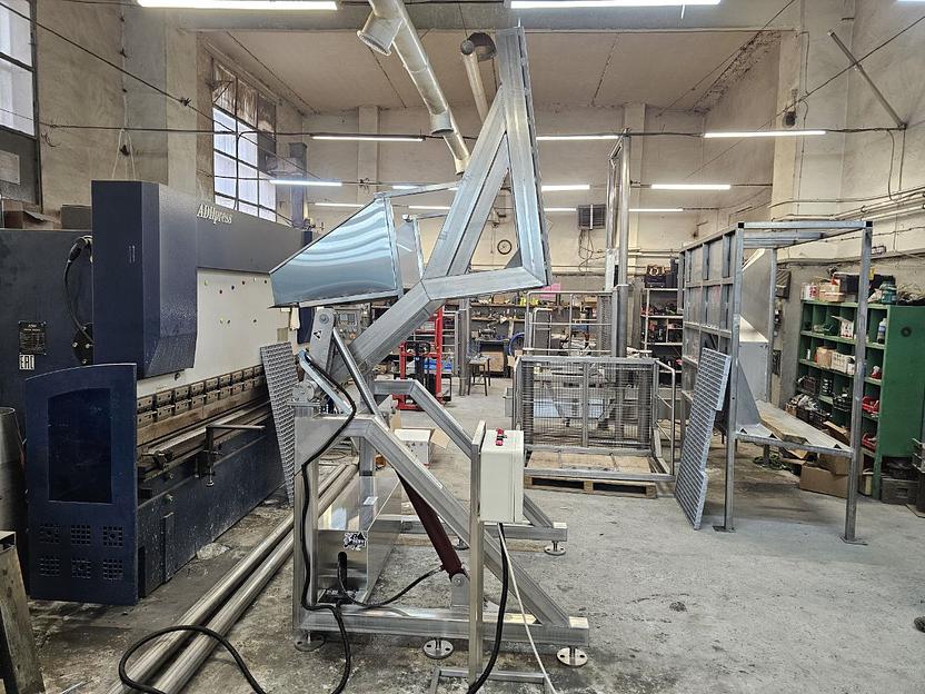 Подъемники-опрокидыватели для чан-тележек (чебурашек) фото 4