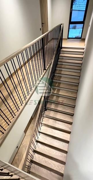 Лестница одномаршевая с ограждением из металлических прутьев под заказ фото 4