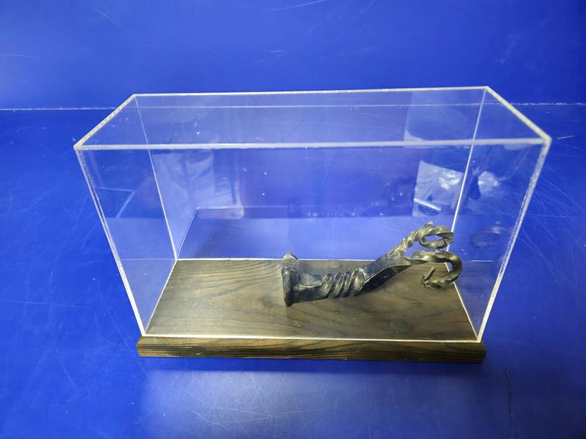Короб из акрила для хранения сувенирного ножа. Производство акриловых коробов, кубов, контейнеров. фото 2