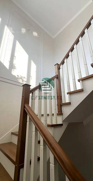 Лестница трехмаршевая с деревянным ограждением под заказ фото 2