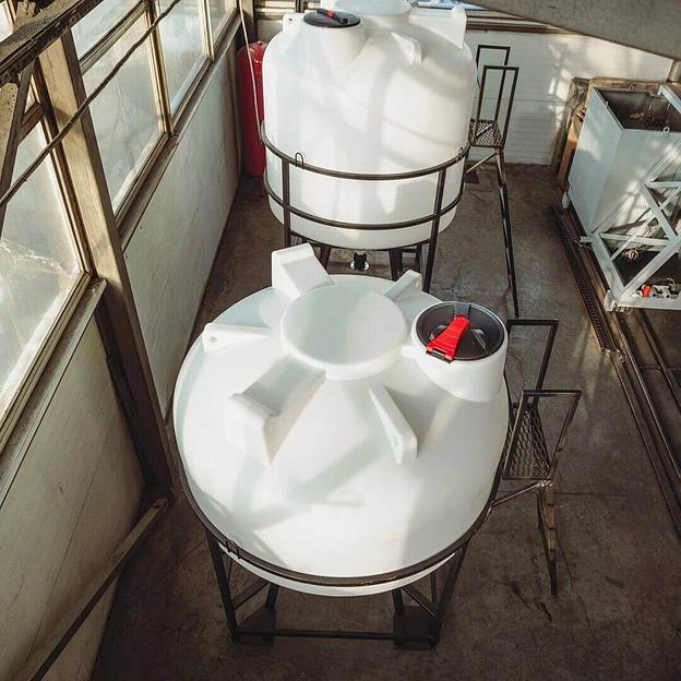 Емкость ЦКТ 3000 в обрешетке с лестницей фото 9