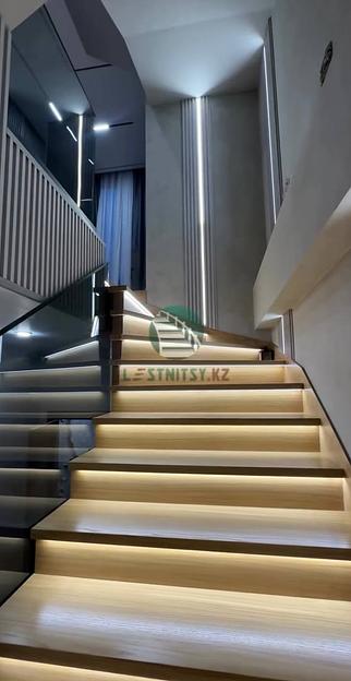 Лестница поворотная с площадкой и ограждением из графитового стекла под заказ фото 2