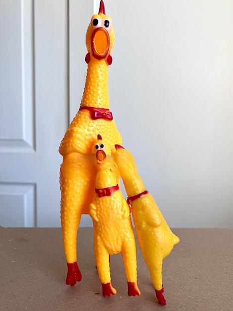 Игрушка резиновая пищащая «Задумчивая курица» для собак ОПТ фото 1