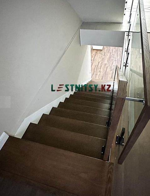 Лестница одномаршевая с ограждением из стекла под заказ фото 8