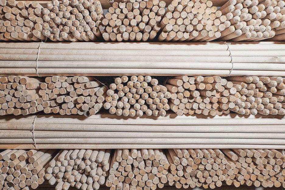 Черенок деревянный для мётел, щёток Ф25 мм, 1 сорт, сухой, шлифованный с резьбой 1500 мм ОПТ фото 1