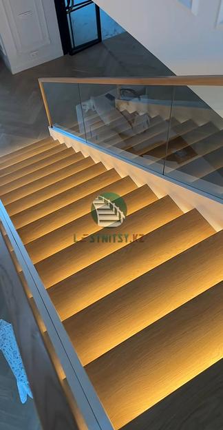 Лестница П-образная на металлическом каркасе под заказ фото 9