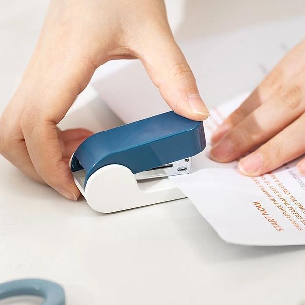 Степлер мини Deli EK203-PK EK203 24/6 26/6 (15листов) встроенный антистеплер розовый 15скоб металл/пластик коробка фото 4