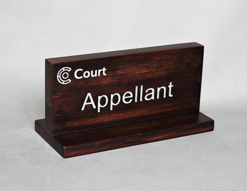 Табличка настольная из тонированного бука на подставке под заказ фото 1