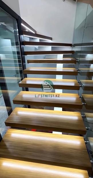 Лестница на белом монокосоуре со стеклянным ограждением под заказ фото 3