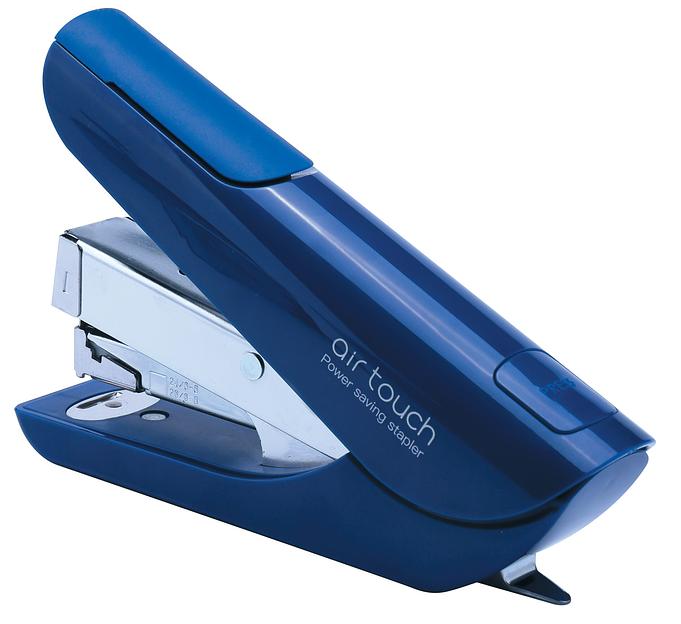 Степлер Kw-Trio 0556A-BLU Half strip Air touch 24/6 24/8 26/6 26/8 (40листов) синий 100скоб пластик коробка фото 1