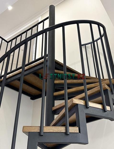 Лестница винтовая с металлическим ограждением под заказ фото 6