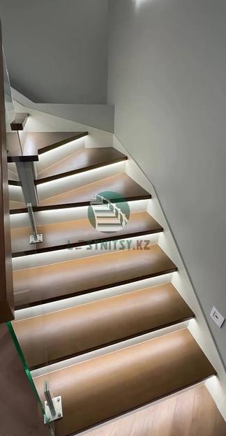 Лестница на двух ломаных косоурах с ограждением из стекла под заказ фото 3