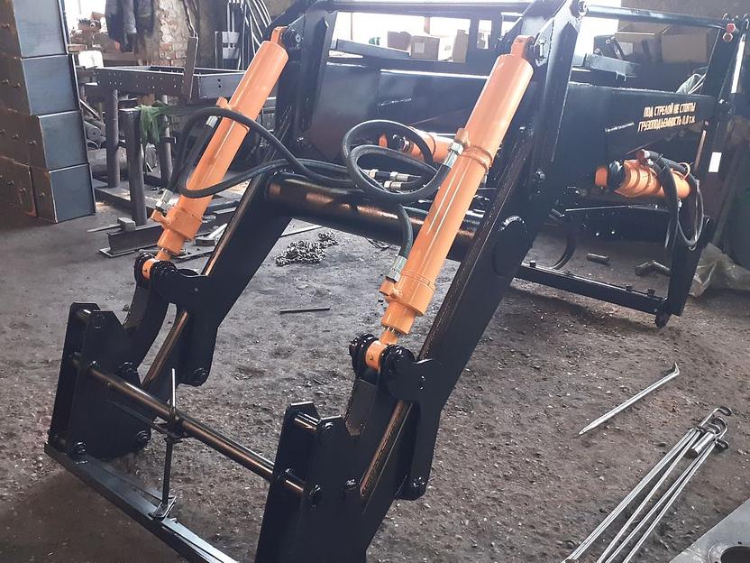 Погрузчик ПГУ-0.8М без ковша на МТЗ 82.1 фото 1