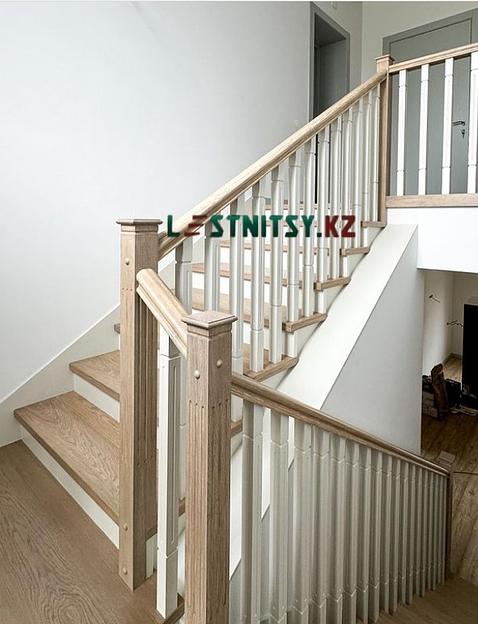 Лестница двухмаршевая на бетонном основании под заказ фото 5