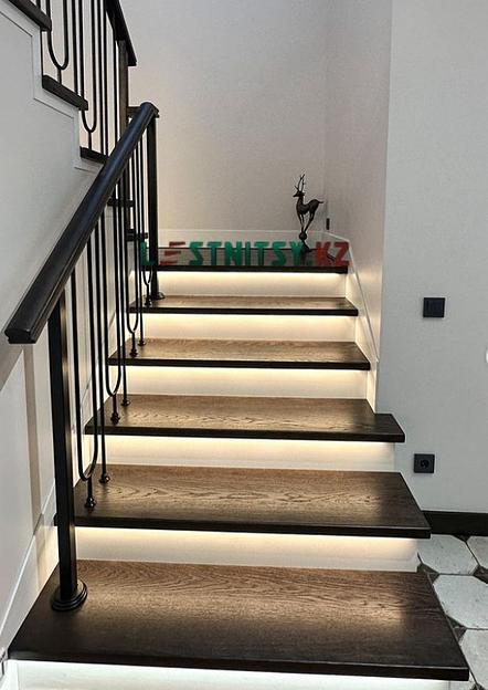 Лестница на бетонном основании с кованым ограждением под заказ фото 1