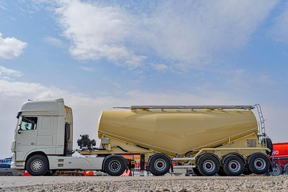 Цементовоз 31 м³ с вынесенной осью 914231 фото 3