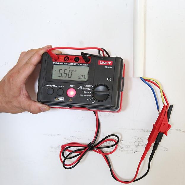 Измерители сопротивления UNI-T Измеритель сопротивления изоляции UT502A, погружной 3МОм; 2 ГОм, до 2500В фото 5