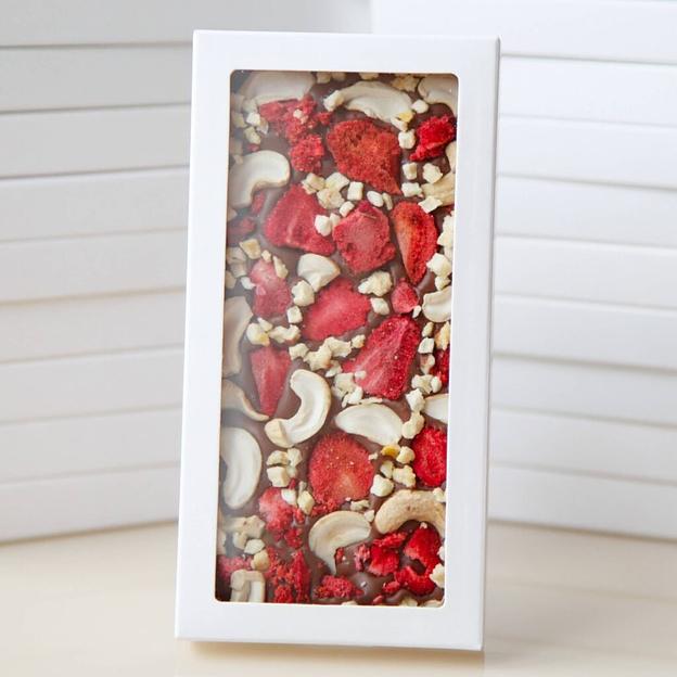 Молочный шоколад ручной работы Chocolove с ананасом, клубникой и кешью фото 1