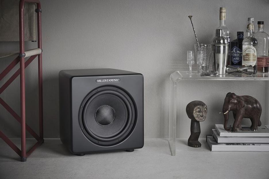 Активный сабвуфер M&K Sound V10+ [Black Satin/Black Cloth] фото 7