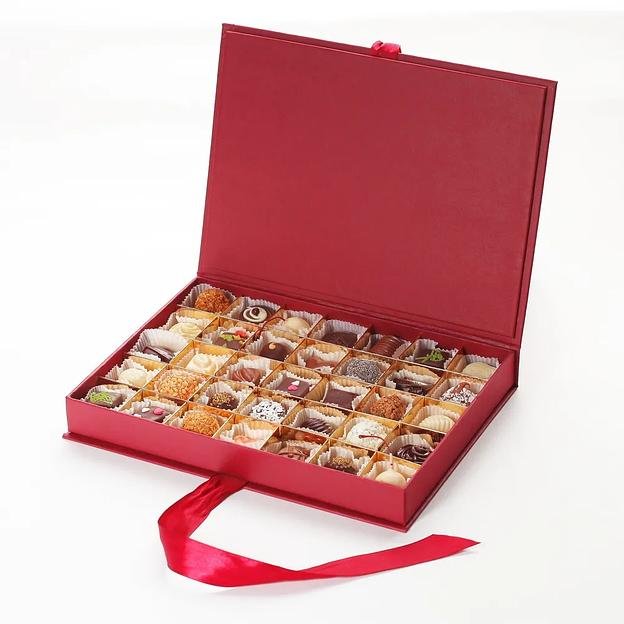 Коробка шоколадных конфет ручной работы Fradе́ «Фолиант» на 35 конфет, 490 г фото 2