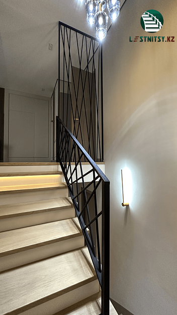 Лестница с металлическим ограждением под заказ фото 7