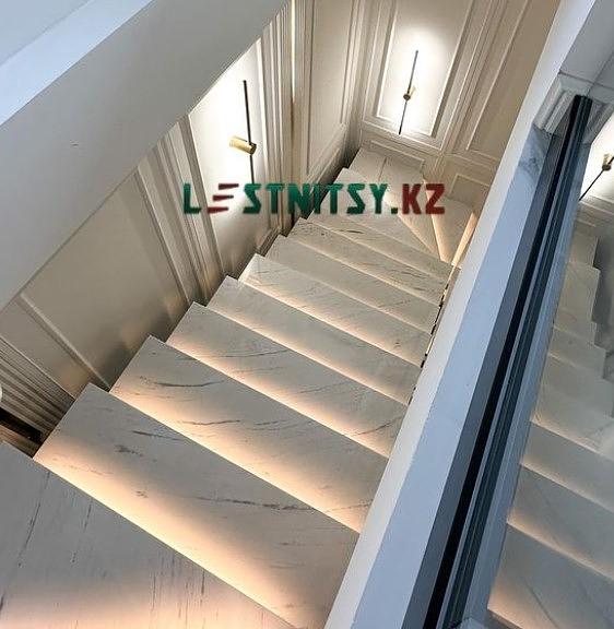 Лестница мраморная с ограждением из стекла под заказ фото 7