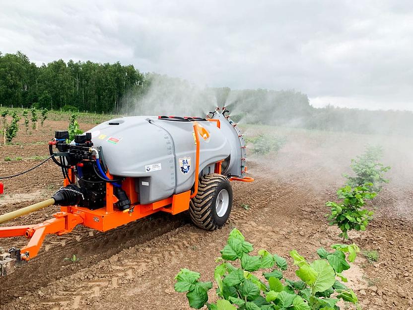 Опрыскиватель прицепной садовый «Зубр» 2000 л. с приставкой П1 «Пирамида» фото 3