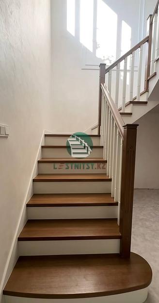 Лестница трехмаршевая с деревянным ограждением под заказ фото 1