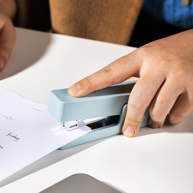 Степлер Deli NS084-BL Nusign 24/6 26/6 (20листов) синий 100скоб коробка фото 6