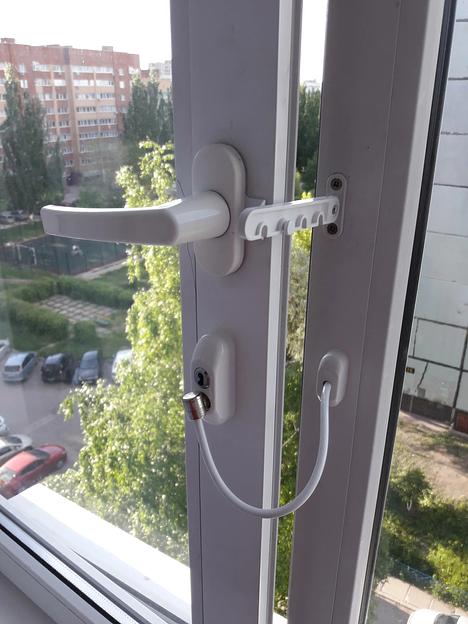 Установка оконного замка для защиты от выпадений под заказ фото 1