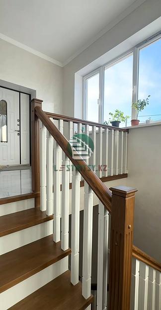 Лестница трехмаршевая с деревянным ограждением под заказ фото 6