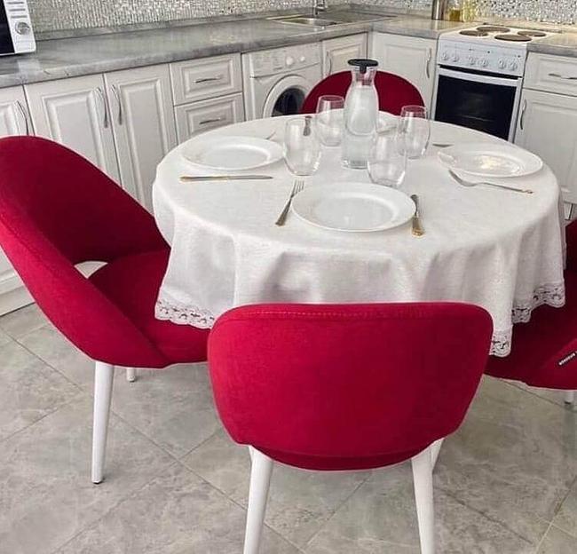 Стул мягкий, красный с белыми ножками ОПТ фото 1