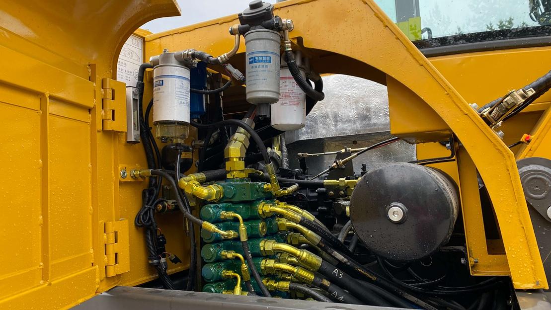 Колесный экскаватор SDLG LG95F фото 2