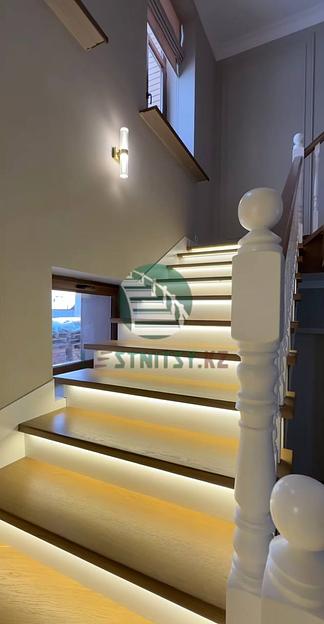 Лестница классическая поворотная на 90° под заказ фото 3