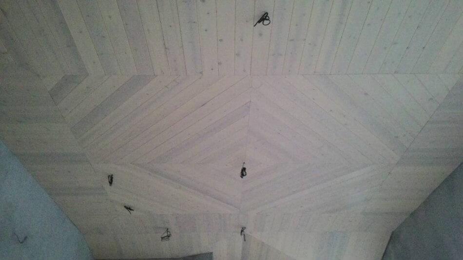 Отделка потолка деревом фото 5