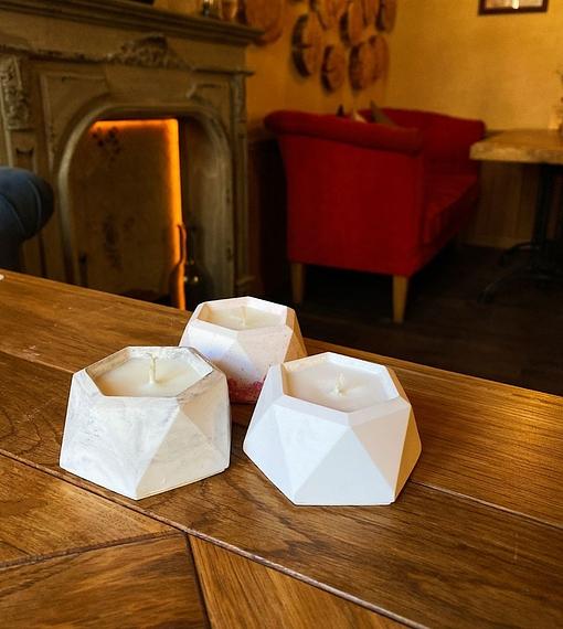 Ароматическая свеча из соевого воска Eden touch «Шестигранник» в гипсовом подсвечнике, белый фото 3