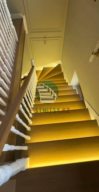 Лестница классическая поворотная на 90° под заказ фото 6